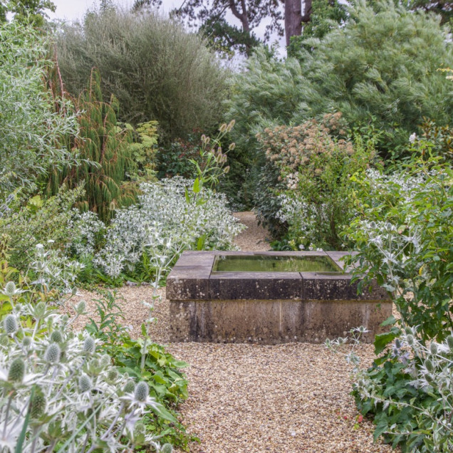 White Garden Mata Reesea w Malverleys