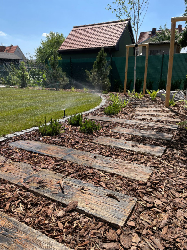 Ogród przy domu z ceglaną elewacją