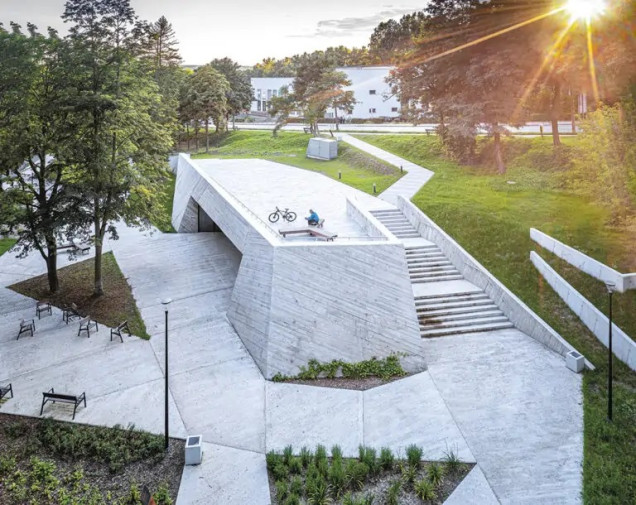 Betonowy pawilon w parku w Starachowicach od eM4. Pracownia Architektury Brataniec