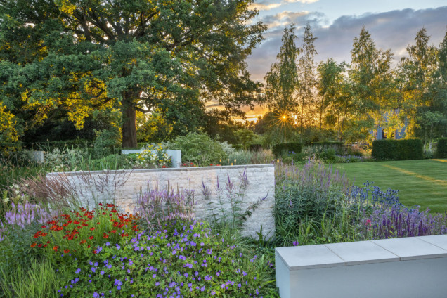Chilterns Garden ze stawem rosowym
