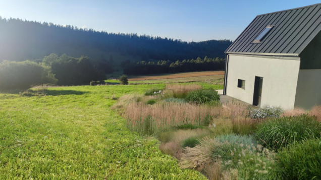 rabaty przy domkach letniskowych