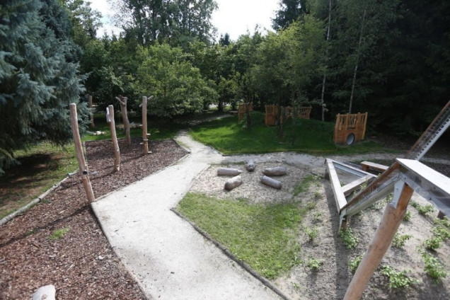Leśny plac zabaw w warszawskim Powsinie