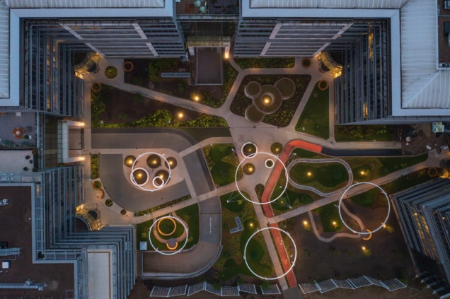 Diuna czyli park z pagórkami przed warszawskim biurowcem