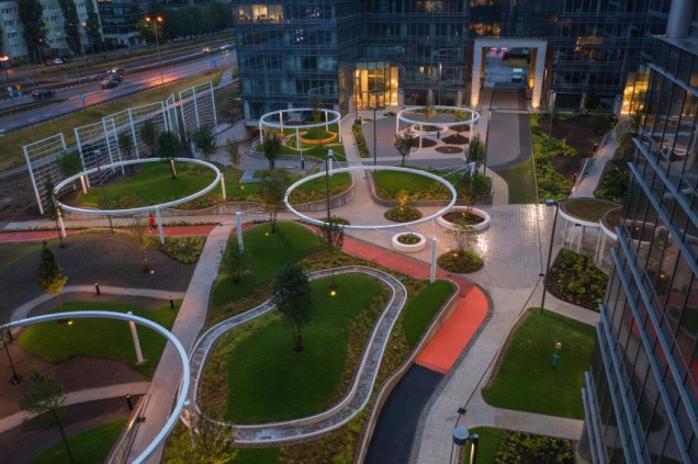 Diuna czyli park z pagórkami przed warszawskim biurowcem