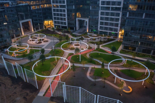 Diuna czyli park z pagórkami przed warszawskim biurowcem