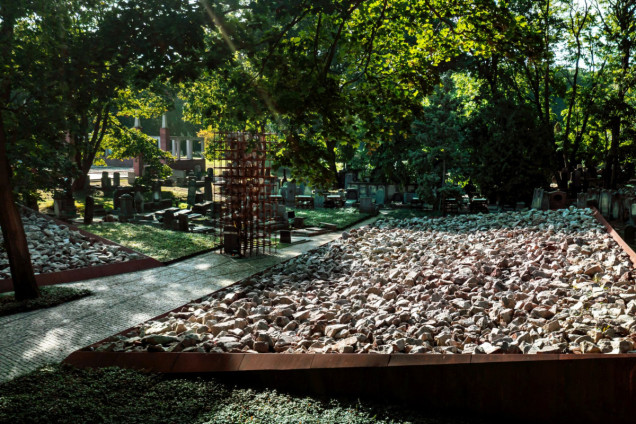 Monument na Cmentarzu Żydowskim w Warszawie