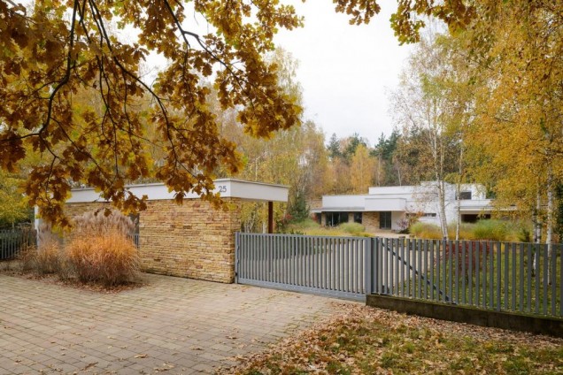 Ogród wokół modernistycznej willi w Mielcu