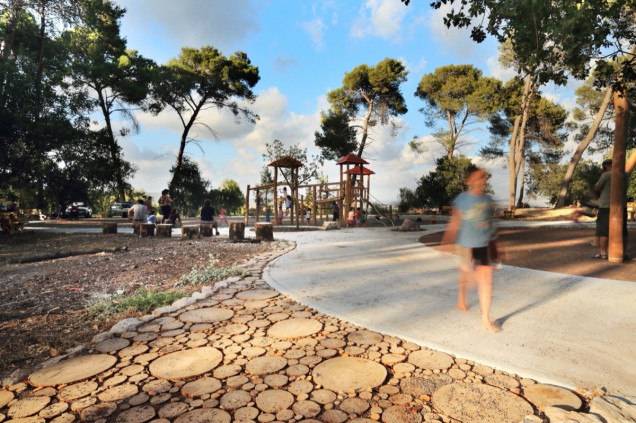 Plac zabaw w izraelskim Hashomrim Park