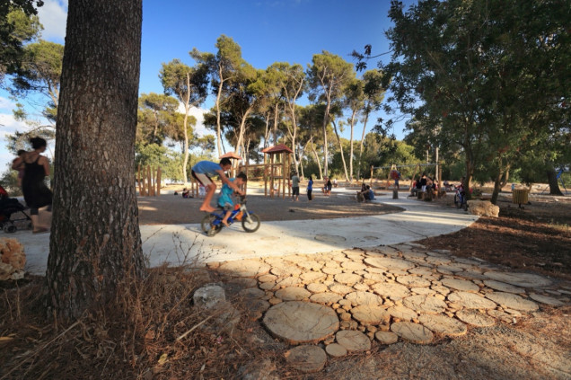 Plac zabaw w izraelskim Hashomrim Park