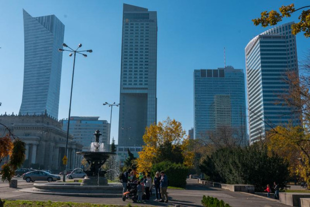 Zielony plac Defilad w centrum Warszawy