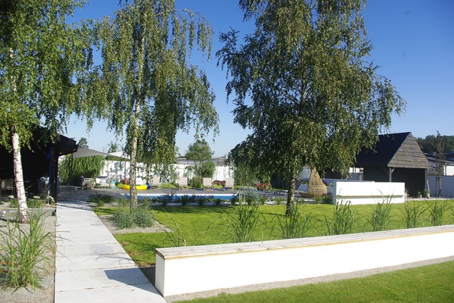 ogród z basenem