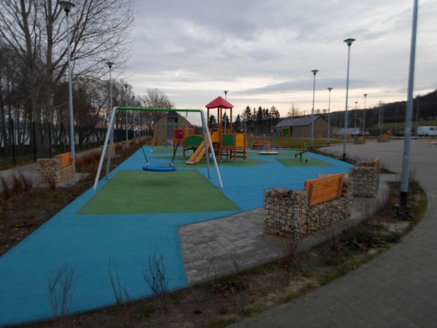 przestrzeń nad jeziorem