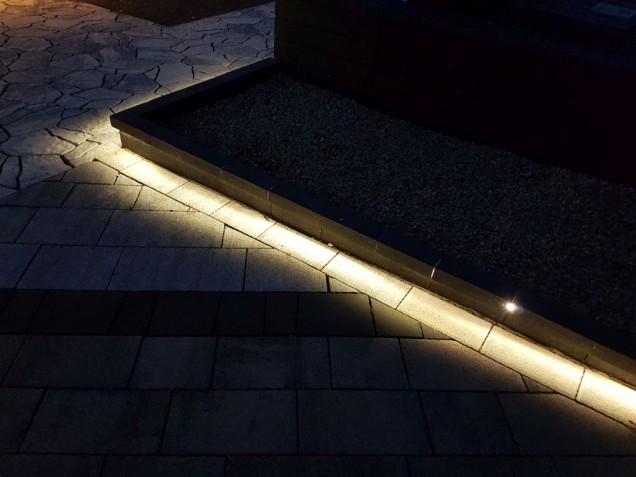 Oświetlenie w ogrodzie z prefabrykatu betonowego