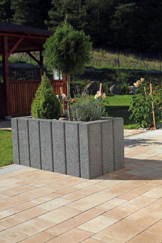 Donica ogrodowa z prefabrykatu betonowego