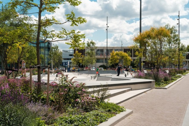 Przestrzeń publiczna pełna życia przy dworcu holenderskiego Hengelo