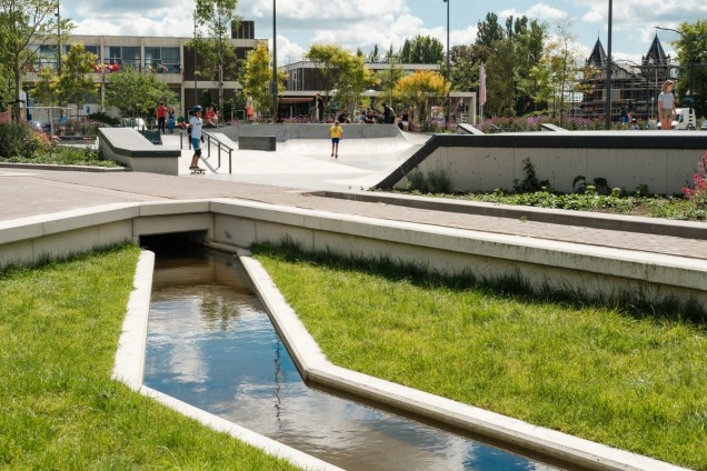 przestrzeń publiczna pełna życia przy dworcu holenderskiego Hengelo