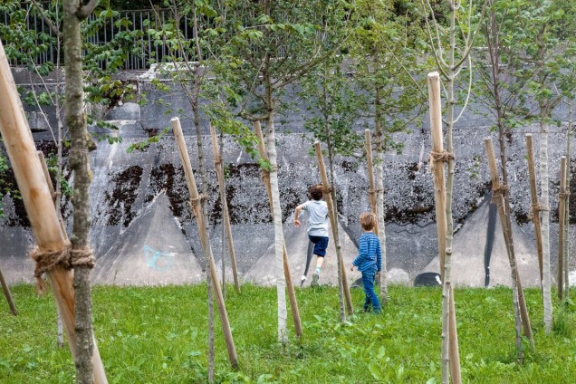 Park w miejscu dawnych terenów przemysłowych w Szwajcarii