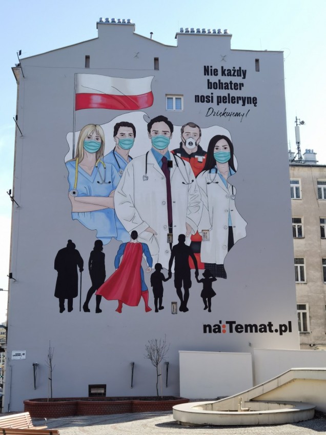Mural „Prawdziwi bohaterowie nie noszą peleryny”.