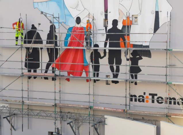 Mural „Prawdziwi bohaterowie nie noszą peleryny” w Warszawie
