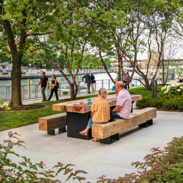 deptak nad rzeką w Chicago