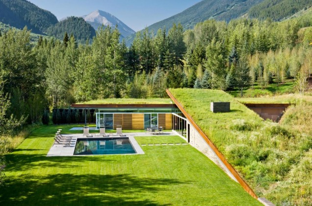 Zrównoważony budynek w górach