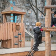 Plac zabaw z naturalnych materiałów