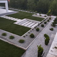 geomteryczny ogród ze żwirowymi rabatami i tarasem