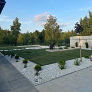 geomteryczny ogród ze żwirowymi rabatami i tarasem