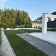 geomteryczny ogród ze żwirowymi rabatami i tarasem
