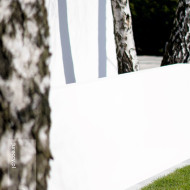 minimalistyczny ogród z białymi panelami