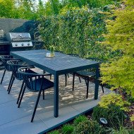 Mały ogród z grillem bez trawnika