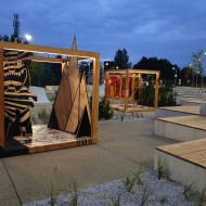 drewniane kubiki, przestrzeń miejska, przestrzeń publiczna, instalacja z drewna, Libero w Katowicach, RS+ Robert Skitek, Izabela Bołoz, Maria Prokop, zagospodarowanie przestrzenie, instalacja artystyc
