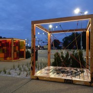 drewniane kubiki, przestrzeń miejska, przestrzeń publiczna, instalacja z drewna, Libero w Katowicach, RS+ Robert Skitek, Izabela Bołoz, Maria Prokop, zagospodarowanie przestrzenie, instalacja artystyc