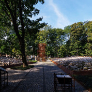 Monument na Cmentarzu Żydowskim w Warszawie
