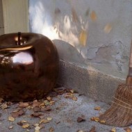 ceramiczny owoc może zdobić wejście do ogrodu