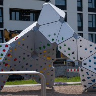 ścianka wspinaczkowa na placu zabaw, wrocław, skwer hansa scharouna