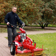 kosiarka, wyposażenie ogrodu, narzędzia ogrodowe, pielęgnacja ogrodu, pielęgnacja trawnika