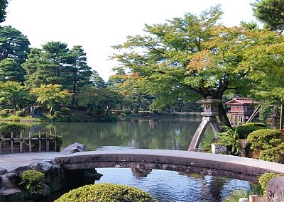 Woda, skały, nasadzenia, ornament - elementy ogrodu japońskiego