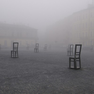 Samotne krzesła