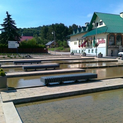 Ławki zawieszone nad wodą