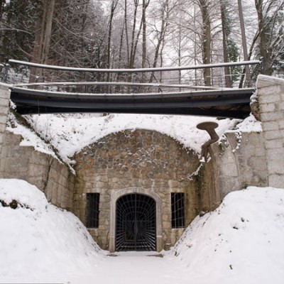 Piwnica pokryta śniegiem