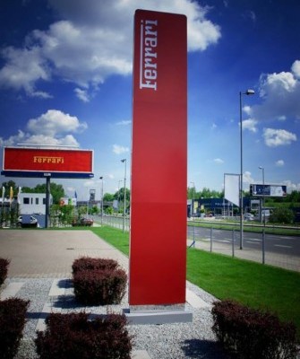 Otoczenie salonu Ferrari