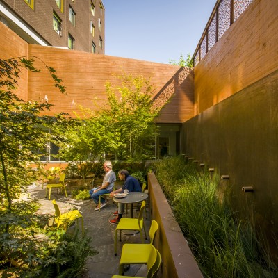 Dziedziniec Bud Clark Commons w Portland